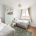Longstays-4Bedroom-2Bath-6Beds-By Fabaccommodation
