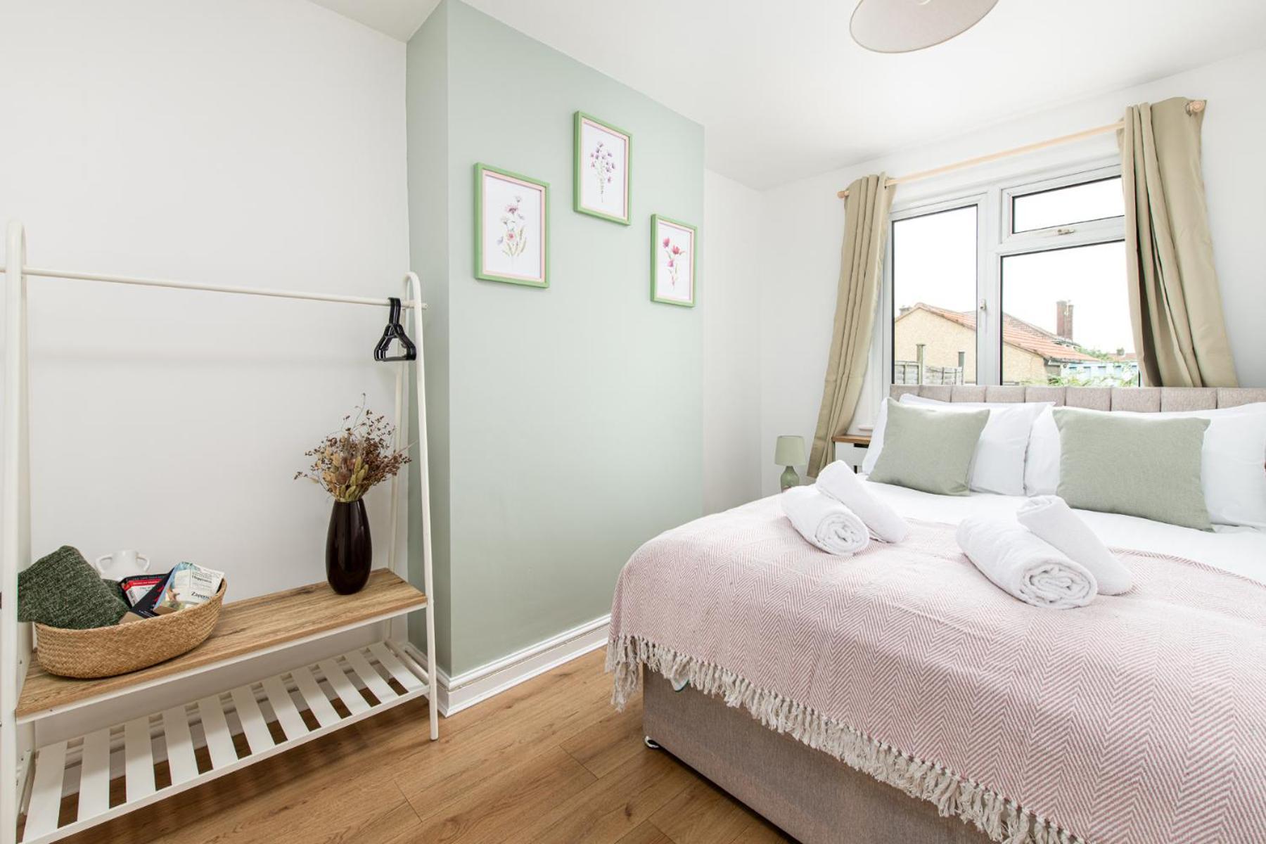 Longstays-4bedroom-2bath-6beds-by Fabaccommodation